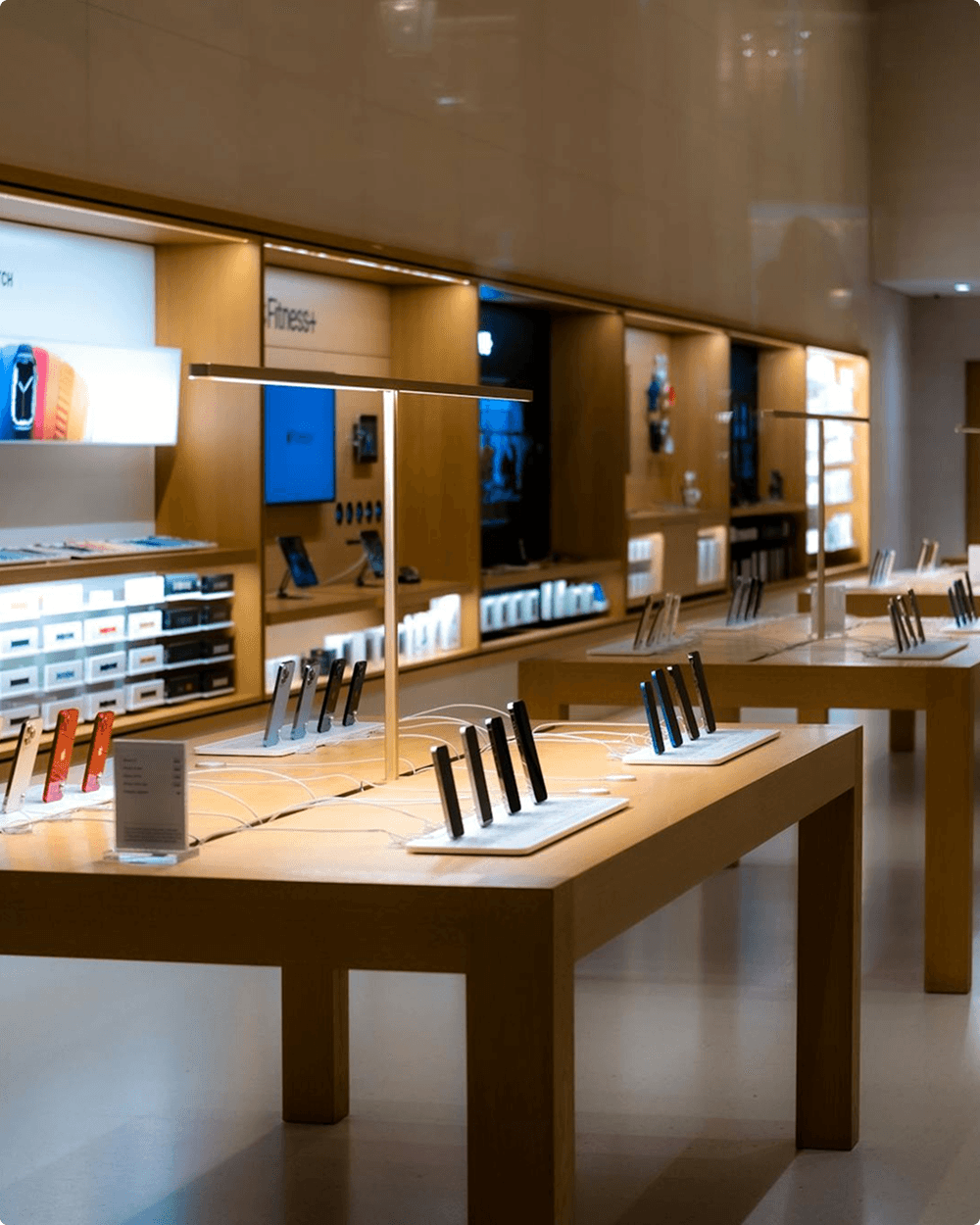 Tienda de electrónica con dispositivos móviles y accesorios en exposición